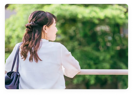 未来を見据える女性の写真
